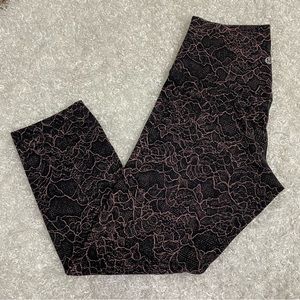 Lululemon Ladies Size 6 Black and Rose Color Leggings